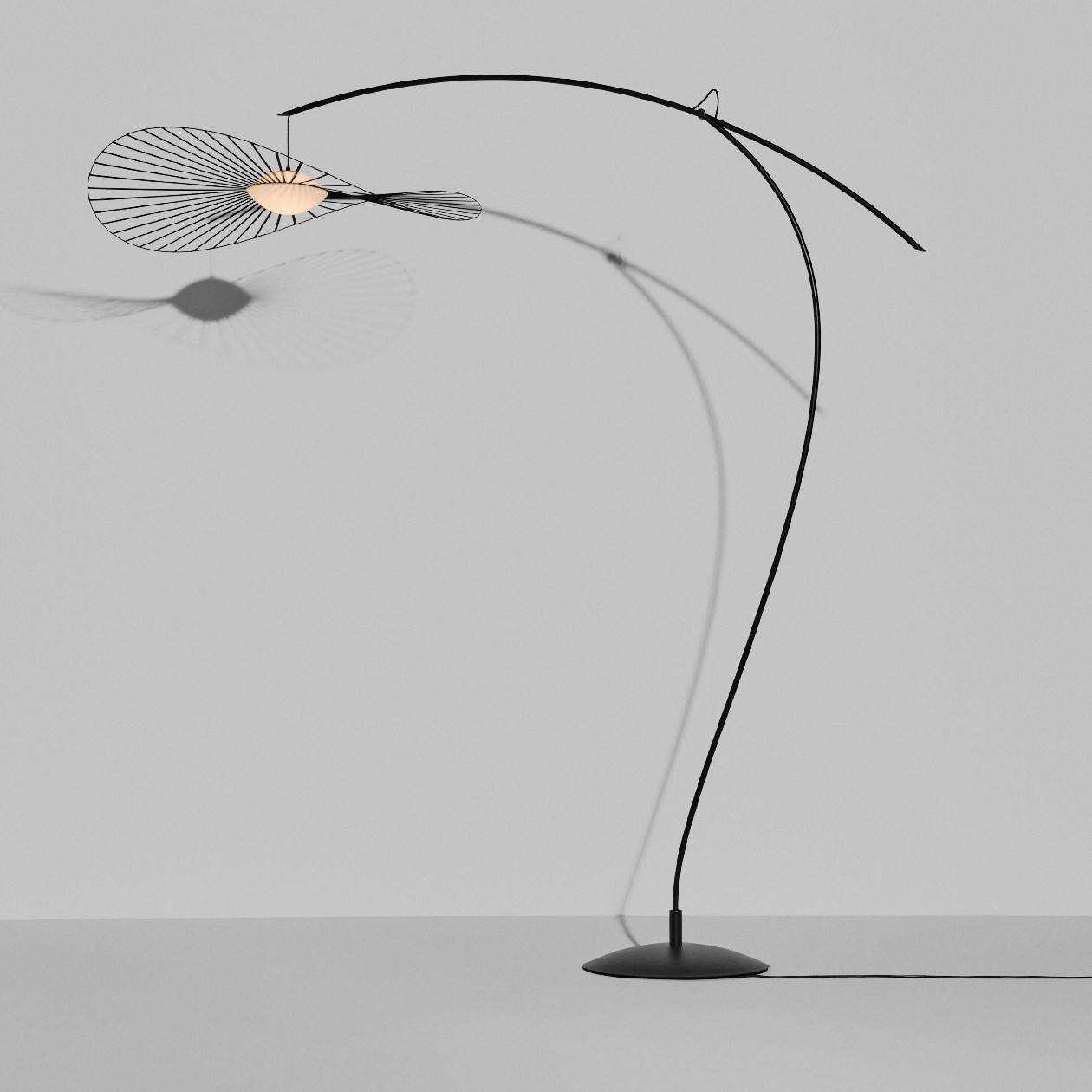 Lampadaire noir Vertigo Nova allumé - Petite Friture