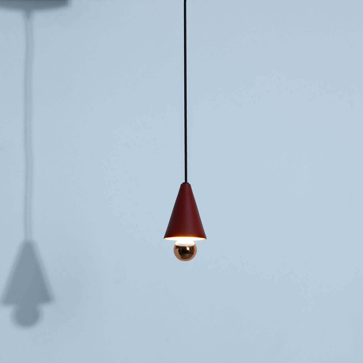 Suspension-mini-Cherry-brun-rouge-LED-Petite-Friture-allumée