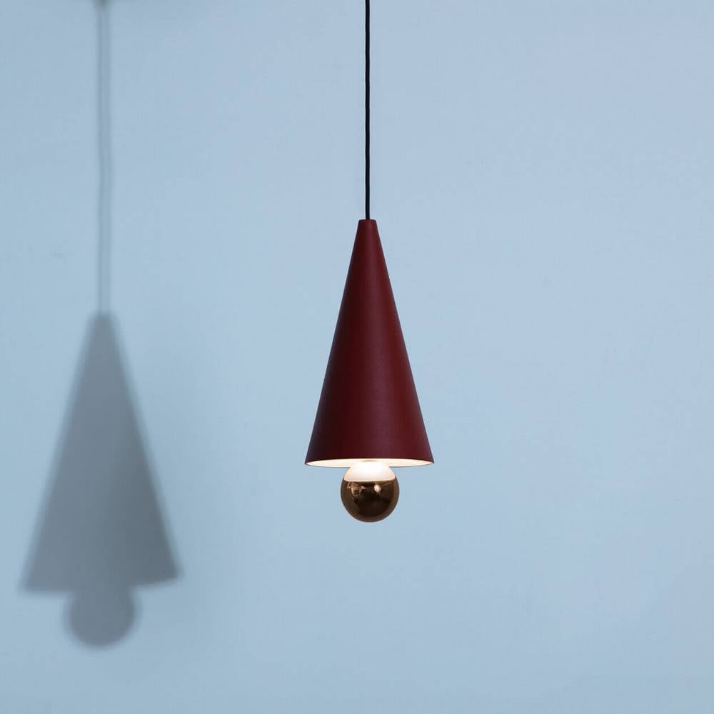 Suspension-petite-Cherry-brun-rouge-LED-Petite-Friture-allumée