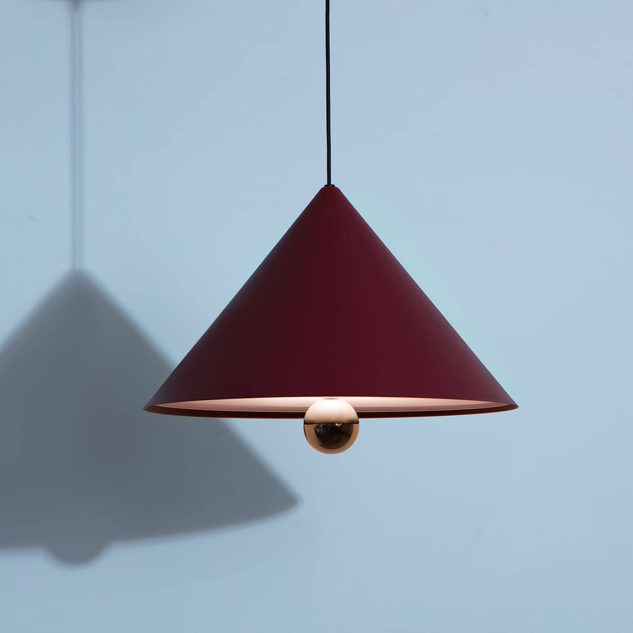 Suspension-grande-Cherry-brun-rouge-LED-Petite-Friture-allumée