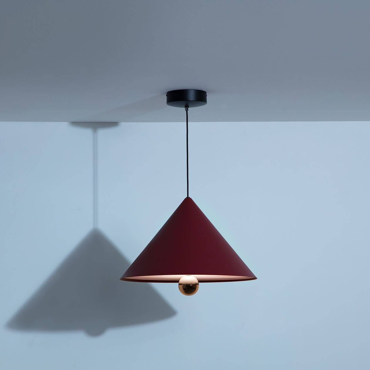 Suspension-grande-Cherry-brun-rouge-LED-Petite-Friture-allumée